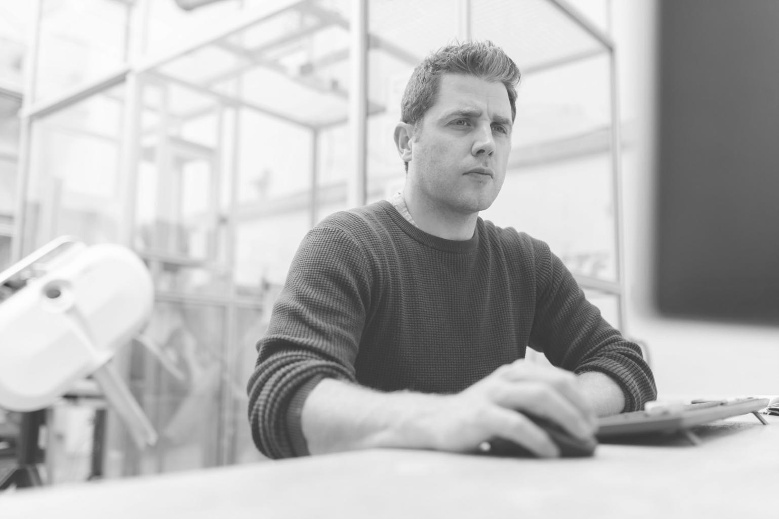 データ分析チームが作業している様子